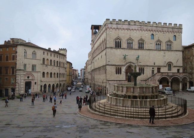 ウンブリアの州都ペルージャは、緑多いイタリア中部の丘の上に築かれた城塞の町。紀元前8世紀から紀元前2世紀にイタリア中部で繁栄したエトルリア人ゆかりの地です。町にはエトルリア人が築いた2000年以上も前の史跡がいくつも残るほか、古代ローマ時代の水道橋や、中世の面影を残す街並みなど、深い歴史に彩られた町です。<br /><br />そしてペルージャ大学のほか、イタリア語を学ぶ外国人大学もあるため、イタリア人学生はもとより、世界中からも多くの学生が集まっています。<br />私も2005年にこの外国人大学に通うため、ペルージャに滞在したのですが、落ち着いた町の雰囲気や周囲を取り囲む緑の風景に、すぐに虜になりました。<br /><br />ローマやミラノなど大きな町のような華やかさはありません。どっちかというと地味な町です。<br />でも、じっくり見て回ると出てくる出てくる、歴史と文化の遺産。そしてふと眺めると目の前に広がるウンブリアの緑の風景が、心を癒してくれます。<br /><br /><br />□1日目 5/18 成田空港→ローマ・フィウミチーノ空港→ボローニャ・ボルゴ・パニガーレ空港<br />□2日目 5/19 ボローニャ・ボルゴ・パニガーレ空港(レンタカーピックアップ)→ラヴェンナ→リミニ<br />□3日目 5/20 リミニ→サン・マリノ→ウルビーノ<br />□4日目 5/21 ウルビーノ→グッビオ→ペルージャ<br />■5日目 5/22 ペルージャ<br />□6日目 5/23 ペルージャ→サン・セポルクロ→アンギアーリ→モンテルキ→アレッツォ<br />□7日目 5/24 アレッツォ→ローロ・チュッフェンナ→ピエーヴェ・ディ・グロピーナ→ポッピ→ボローニャ・ボルゴ・パニガーレ空港(レンタカー返却)→ボローニャ<br />□8日目 5/25 ボローニャ<br />□9日目 5/26 ボローニャ・ボルゴ・パニガーレ空港→ローマ・フィウミチーノ空港→成田空港