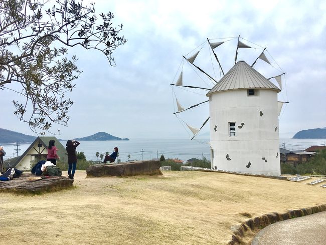 2018年春 3泊4日週末ぶらり、初の四国旅。<br />1日目<br />成田→みかん県道後温泉<br />2日目<br />→うどん県高松&amp;小豆島★<br />3日目<br />→モモタロ県日生<br />→ヒョーゴスラビア県赤穂温泉<br />4日目<br />→神戸 <br /><br />一番の目的は日生の中南米美術館探訪…ちょっとマイナーすぎ！？日生へは小豆島から出るフェリーに乗る必要があるため、松山→高松に移動、そこから小豆島行きの高速艇へ乗船。<br /><br />◆<br />高松から1時間ほどにあるこの小豆島といえば、<br />オリーブオリーブオリーブ！<br />オリーブオリーブオリーブ！<br />醤油醤油醤油！<br />醤油醤油醤油！<br />くらいのイメージしかなく…我ながらひどいorz<br /><br />しかしうどん県出身の同僚情報により、映画のロケ地にもなったオリーブ公園やサンオリーブ温泉があること、醤油の里には醤油ソフトや醤油プリンなる名物があることなどを知り、たくさんの見所があるとわかって俄然興味が湧いてきた！<br />そして実際に訪れてみると、温暖な気候とともに古くからの街並みや島独特の空気感、お遍路さんが歩く風景などにがっつり魅了され、最後にはオリーブの木パートナーシップなるオーナー制度に申し込むほど気に入ってしまいました。<br /><br />★<br />さてこんなステキな小豆島ですが、公共交通機関で回るにはコツが必要。オリーブバスと呼ばれる唯一の移動手段である路線バスは行き先が複数あり、さらに本数も少ないため、予定通り回るには前もって下調べが必要になってきます。<br />そのコツも本文にてご紹介。<br />さあこの旅行記を参考に、みんなこの魅力あふれた島へgo!