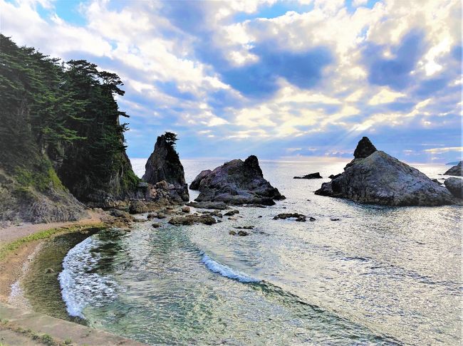 【表紙の写真】日本海の荒波が作った自然美が堪能できる笹川流れ<br /><br />2018年の夏休みに、福岡からはるばる新潟へ<br />目的はいくつかあるんだけれども、最大のは、３年に１度新潟の十日町を中心に開催される、今や世界的にも著名になったアートイベント『大地の芸術祭　越後妻有トリエンナーレ』　　<br /><br />パート３は、広い新潟県の中でも北部の方へ。大きくは以下の２本立て<br />・笹川流れ（https://www.niigata-kankou.or.jp/spot/7145）<br />　日本海の荒波の浸食によりできた奇岩や洞窟がある風景<br />　新潟県民ならみんな知っているじゃないかなぁ？<br />・瀬波温泉（http://www.senami.or.jp/）<br />　明治37年に石油採掘の最中に湧き出した温泉<br />　海岸沿いの夕日も美しく有名な俳人与謝野昌子が多くの歌を残しています<br /><br />【2018年夏　新潟巡り４日間シリーズ】<br />①(1/8)ANAクラウンプラザホテルと新潟の海の幸<br />　https://4travel.jp/travelogue/11407651<br /><br />②(2/8)【日本100名城No. 31】新発田城　<br />　外様６万石ながら明治まで続いた溝口氏の居城<br />　https://4travel.jp/travelogue/11407758<br /><br />③(3/8)景勝地・笹川流れと与謝野晶子が数多く歌を詠んだ瀬波温泉<br />　☆この旅行記☆<br /><br />④(4/8)村上といえば≫三面川の鮭と村上牛の２大グルメ<br />　https://4travel.jp/travelogue/11408242<br /><br />⑤(5/8)大地の芸術祭 2018 (1)里山現代美術館キナーレ<br />　https://4travel.jp/travelogue/11410215<br /><br />⑥(6/8)大地の芸術祭 2018 (2)廃校温泉ホテル　かたくりの宿<br />　https://4travel.jp/travelogue/11410224<br /><br />⑦(7/8)大地の芸術祭 2018 (3)清津峡渓谷トンネルと倉庫美術館<br />　https://4travel.jp/travelogue/11410228<br />⑧(8/8)大地の芸術祭 2018 (4)通りすがりの屋外作品（十日町、中里、川西エリア）<br />　https://4travel.jp/travelogue/11424154