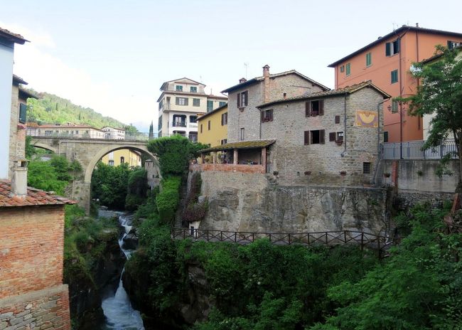 フィレンツェの南東約50キロ、緑に囲まれた渓谷にローロ・チュッフェンナ(Loro Ciuffenna)という小さな村があります。<br />「イタリアの最も美しい村」に名を連ねるその村は、中世の街並みと村に沿って流れる渓流が調和した美しい景観が魅力となっており、また、12世紀初頭に建造された古い橋と水車小屋もみどころとなっています。<br /><br />村は小１時間もあれば回れてしまうほどの大きさですが、渓流のせせらぎを聞きながらそぞろ歩く時間はとても心地よく、山間の緑は心を癒してくれます。<br />そして、中世ヨーロッパの面影を残す村でありながら、渓流が流れる景観はどこか日本の温泉地のよう・・・そのせいか、なぜかとても親しみを感じ、心を和ませてくれる村でした。<br /><br /><br />□1日目 5/18　成田空港→ローマ・フィウミチーノ空港→ボローニャ・ボルゴ・パニガーレ空港<br />□2日目 5/19　ボローニャ・ボルゴ・パニガーレ空港（レンタカーピックアップ）→ラヴェンナ→リミニ<br />□3日目 5/20　リミニ→サン・マリノ→ウルビーノ<br />□4日目 5/21　ウルビーノ→グッビオ→ペルージャ<br />□5日目 5/22　ペルージャ<br />□6日目 5/23　ペルージャ→サン・セポルクロ→アンギアーリ→モンテルキ→アレッツォ<br />■7日目 5/24　アレッツォ→ローロ・チュッフェンナ→ピエーヴェ・ディ・グロピーナ→ポッピ→ボローニャ・ボルゴ・パニガーレ空港（レンタカー返却）→ボローニャ<br />□8日目 5/25　ボローニャ<br />□9日目 5/26　ボローニャ・ボルゴ・パニガーレ空港→ローマ・フィウミチーノ空港→成田空港