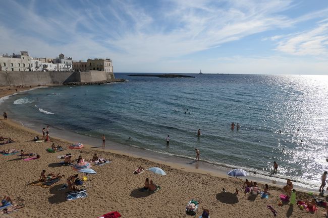 6月12日-7月9日の25泊27日、南イタリアへ行きました♪<br />観光・グルメ・海水浴をたっぷりと楽しんできました♪<br /><br />☆Vol.345：第12日目（6月24日）ガッリーポリ（レッチェ県）♪<br />ガッリーポリ旧市街内をさまよい歩く。<br />中世時代のパラッツォなどの貴族の館があちこちと残り、<br />その窓枠の装飾が美しい。<br />気ままに歩き進むと次から次へと美しいパラッツォが現れてくる。<br />赤い色のパラッツォ、黄色のパラッツォなど可愛らしく、<br />目を楽しませてくれる。<br />海へ出るとそこはプリータビーチ。<br />太陽が海の上に傾き、<br />夕暮れの風景。<br />ビーチにはまだたくさんの人がいる。<br />キラキラと輝くイオニア海。<br />これで見納め。<br />明日はアドリア海側へ移動。<br />ゆったりと眺めて♪