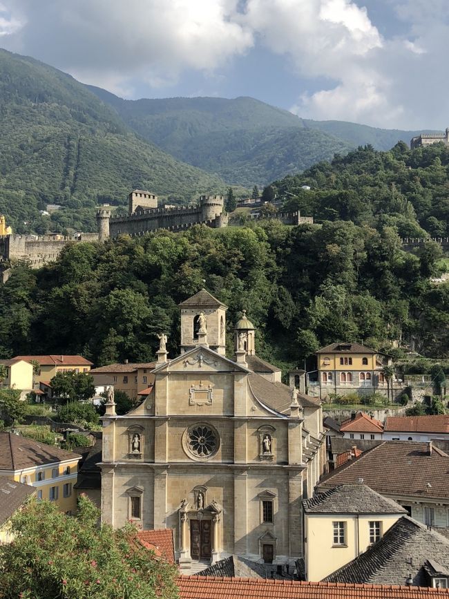 スイスとイタリアを巡る3人の旅は続きます。<br /><br />初キャンプ体験に戦々恐々とする私に、実際にテントでの宿泊の機会がやってきた。<br />さて、初海外キャンプ泊はいかなるものか？<br />場所はルガーノ湖畔のポルレッツア。<br /><br />そのキャンプ場に向かう前にリクエストしていた世界遺産のお城と城壁のあるベリンツォーナに立寄ります。<br />ベリンツォーナは3つの古城と城壁に囲まれた歴史ある街。<br /><br />12あるスイスの世界遺産の内、私にとって4つ目の世界遺産となるベリンツォーナのお城を目指します。<br /><br /><br />