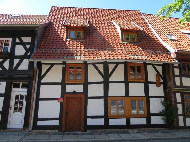 2018年5月8日（火）Goslar　ゴスラー 　でランチを済ませてからWernigerode　ヴェルニゲローデの街に足を運びました。表紙のフォトはAltestes Haus　エルテステス　ハウスです。1400年ごろに建てられた最も古い家だったのですが･･･リニューアルされていました！びっくり！！！<br />6年前に行った時の旅行記には古いままだったのです♪こちらになります。<br />https://4travel.jp/travelogue/10674610<br /><br />