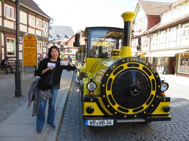 2018年5月8日（火）Goslar　ゴスラー 　でランチを済ませてからWernigerode　ヴェルニゲローデの街に足を運びました。表紙のフォトはミニ観光バスです。こちらに乗ってお城まで行きたいと思います。<br /><br />ミニ観光バスからの眺めたフォトをアップさせて頂きます☆<br /><br />ミニ観光バスを乗る付近に　Schiefes Haus　シーフェスハウスがあります。この建物は斜めになって建っています。フォトだと解りにくいのですが、目のあたりにすると『おぉ~歪んでいる』っと実感する事が出来ます。※この建物は1680年に水車小屋として建てられたようです。水車を回す水路の水がどうやらお家の地盤をむしばんでしまい、お家ごと傾いてしまったようです。