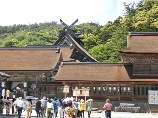 足立美術館では日本庭園の観光を終え、本館2階にある日本画を鑑賞しました。横山大観の絵画は特別展示室が設けられており、そちらに展示されていました。<br />横山大観は今年が生誕150年にあたり、足立美術館では特別展が開催されていました。館内に所蔵する大観の絵は約120点、これを四季毎に開催する特別展で展示し、1年で全作品を公開するようです。<br />春の特別展では幻と言われた北沢コレクションから買い取った大観の作品のうち何点かが展示されていました。<br />それでは足立美術館の後編とその後の観光地出雲大社等をご覧ください。<br />