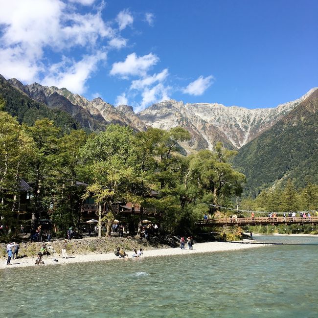 富士山を除けばおそらく1995年以来となるトレッキング…<br />何を思ったか、天気予報を見ていたら9月28日のみ晴れ予報となっていたので前日にふと思い立ち、午後から急遽あり合わせのUNIQLOなどを取り揃えて準備完了!<br />深夜1:20に名古屋市名東区の自宅を出発し、R41を駆け平湯温泉へは5時前に到着。<br />平湯BTから上高地行き始発バスに乗り久々の上高地に降り立つと、そこは日の出前でまだ少し肌寒く一面に霧も立ち込めていて先行きやや不安だったものの、時とともに霧も晴れて絶好のハイキング日和に!<br />上高地から岳沢小屋へのルートを歩くのは3回目でしたが、紅葉にはまだ早いながらも適度な疲労感と絶景を堪能できました。<br />それにしても、すれ違う登山者に女性の多いこと!<br />これが山ガールとか言うヤツなのかと感心しきり。<br />そして、彼女たちのトレッキングファッションとの対比に、UNIQLOで身を固めた当方は穴にでも入りたい気分でした…orz<br />今回に乗じて、できれば来秋には涸沢まで足を延ばすことはできないかなと脳内妄想も大いに膨らみました。