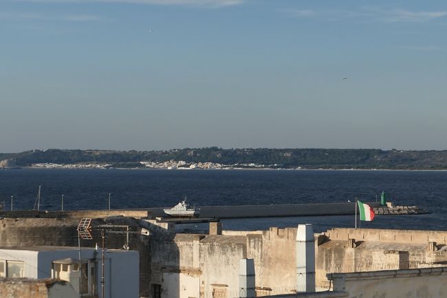 6月12日-7月9日の25泊27日、南イタリアへ行きました♪<br />観光・グルメ・海水浴をたっぷりと楽しんできました♪<br /><br />☆Vol.347：第12日目（6月24日）ガッリーポリ（レッチェ県）♪<br />ガッリーポリ旧市街内をさまよい歩いたら、<br />旧市街のホテル「Palazzo Mosco Inn」に帰る。<br />屋上のテラスでまったりとくつろぐ。<br />周囲のパノラマは美しい。<br />ガッリーポリ旧市街の夕暮れ。<br />遠くの新市街もみえる。<br />ゆったりと眺めて♪