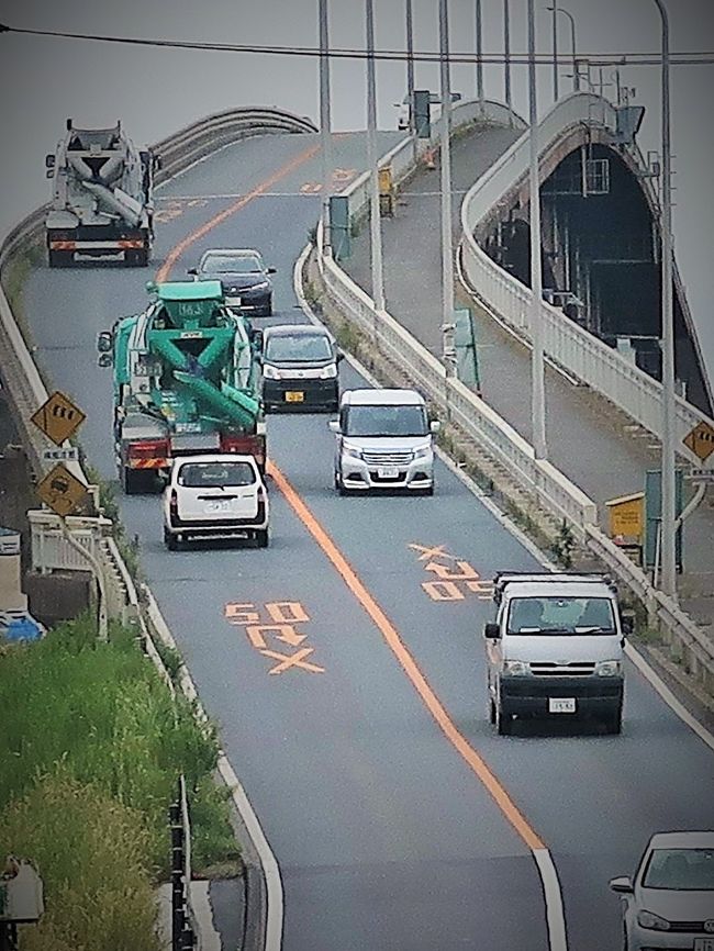 松島町は、宮城県の沿岸地域中部に所在する町。松島湾によって太平洋に面する地域で、日本三景の一つ「松島」の観光拠点として広く知られている。 <br />宮城県中部に位置し、奥羽山脈から太平洋にまで至る舌状台地である松島丘陵が海に没する松島湾に面してある。松島丘陵、および、松島湾の多島海によって成る景観は、風光明媚として古くから知られており、観光地として旅行者を引き寄せている。<br />（フリー百科事典『ウィキペディア（Wikipedia）』より引用）<br /><br />松島さかな市場　については・・<br />http://www.sakana-ichiba.co.jp/index.html<br /><br />宮城郡は、古代の陸奥国の都が多賀城に置かれ、みちのく仙台都市圏の治府として「宮なる城の所在地」から、「宮城」の名が定着したと考えられています。<br />https://matome.naver.jp/odai/2133849555092617301 より引用