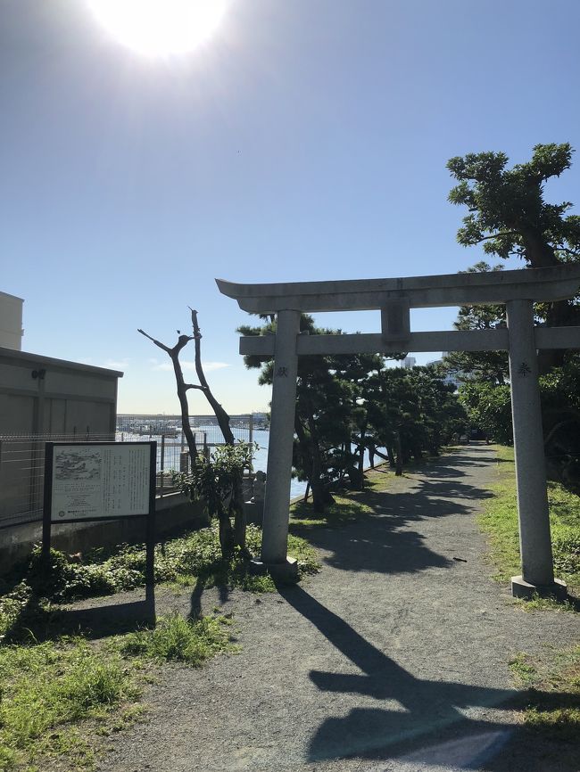 地元の歴史あるスポット、特にお寺や神社って実は行ったことがないところばかりで…。<br /><br />いつも素通りしているシーサイドライン 金沢八景駅の横に浮かぶ小さな神社もその一つ。<br /><br />お天気が良いので神社とその周辺をぶらぶらしてみました。