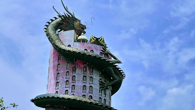バンコクで観光のハードスケジュールに疲れたら、ちょっと気分転換に小旅行はいかがですか?今回は、そんなあなたへ送る小旅行の小ネタをお届けします。<br /><br />バンコク市内からバスやタクシーで出かける小さな旅行。観光案内には掲載されていない不思議な場所が沢山有りますよ。<br /><br />第一回目は、ピンクのビルを巨大な竜が取り巻くワットサンプラン(Wat Sampran)への旅です。バンコク市内から西に1時間ぐらいの場所にある、驚きとワンダーな世界が広がる寺院です。<br /><br />Wat Sampranは地元の人でも知る人の少ない、いわゆるトンデモ施設です。完全にドラゴンボールの世界です。日本の旅行者もまずいない施設は、小旅行にぴったりですよ。