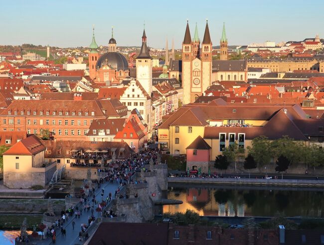 9月から再びドイツに滞在しています。<br /><br />---Reiseplan---<br /><br />□9/29 <br /><München(ミュンヘン)-Oktoberfest 2018-><br />ミュンヘンで開催されているオクトーバーフェストに行ってきました。<br /><br />Nürnberg泊「Motel One Nürnberg Plärrer」:EUR 69.00<br /><br />■9/30<br /><Nürnberg(ニュルンベルク)> <br />ミュンヘンのホテルが余りにも高騰したので、急遽人生3度目ニュルンベルク入りになりました。何度訪れても飽きることのない町並みです。<br /><br /><Würzburg(ヴュルツブルク)><br />ロマンチック街道の起点でもあるヴュルツブルク。<br />マリエンベルク要塞からの眺めが一目見たく途中下車しました。<br />-----------------<br /><br />German Rail Pass(FLEXI 4days/1month):EUR 215.00<br /><br />---------------------------<br />※ニュルンベルクに関しては、下記旅行記にても取り上げています<br /><br />◆「ドイツ エルツ山地のクリスマスとシュトレン祭【2】(ニュルンベルク/アンナベルク・ブッフホルツ)」<br />https://4travel.jp/travelogue/11195714<br /><br />◆「ドイツ・オーストリア クリスマスマーケットを巡る旅<前篇>」<br />https://4travel.jp/travelogue/11128866