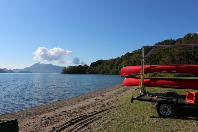 洞爺湖で、初めてのカヌー体験をしました。4人乗りの双胴船なのに、軽くこぐだけで湖面を滑るように進みます。お天気も良く湖も綺麗で大変良かった。