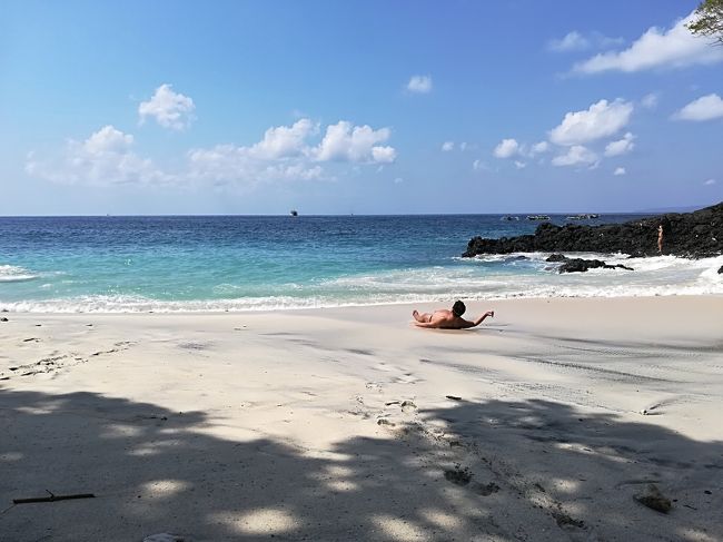 皆様の旅行記をチェックしていて、東海岸で良く目にしていたビーチ名、ホワイトサンドビーチ。<br />名前聞くと美しいビーチって思うので、行きたくなりますよね。<br />初めてはガイドさんに連れて行ってもらって。。。<br />その後はレンタルバイクで自力で。<br />でも、かれこれ数年前だから、今回も行くことに。<br />ま、ホテルのプールが思ったより小さかったせいもあるかもね。<br />海で泳ぐことを余りしない我が家にしては珍しく2箇所に出かけました。<br />今は便利なスマホ頼りで参ります。<br />だけど、私たちが知っているホワイトサンドビーチが見つからない（＞＜）<br />感だけで行ってみました。