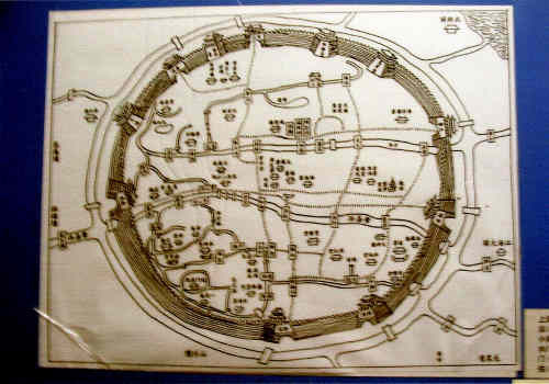 明代の上海県は小さな漁村でした。明嘉靖三十二年（1553）度々の倭寇（日本の海賊）の来襲の被害に対応する為に城壁を建造しました。その規模は城壁は周囲4.5キロ、高さは8メートル。建設当初は、大東門（朝宗門）、小東門（宝帯門）、南門（跨龍門）、西門（鳳儀門）、北門（晏海門）の5つの門がありました。その後小南門、新北門を追加、城壁の外側には広さ6丈（約20メートル）、深さ1.7丈（約5.6メートル）、周囲1500丈（約4950メートル）余りの堀を造った。清朝末期（1923）、上海経済は急速な発展を遂げた。古い城壁は市内の交通を阻害し、経済の発展に影響すると考え、取り壊しました。上海を囲む360年の歴史をもつ城壁は歴史の中から消えました。城壁を崩し外堀を埋め北側を人民路とし、南側を中華路として環状道路となりました。地図を見ると豫園の周りに環状道路が走っています。<br />2013年の上海の下町・統括編下記をご覧ください。比較出来ます。<br />https://4travel.jp/travelogue/10923807<br />上海ブルース: 二木紘三のうた物語・リンクフリー<br />https://duarbo.air-nifty.com/songs/2007/09/post_f24b.html<br />夜霧のブルース: 二木紘三のうた物語・リンクフリー<br />https://duarbo.air-nifty.com/songs/2007/08/post_a2ff.html<br />上海帰りのリル: 二木紘三のうた物語・リンクフリー<br />https://duarbo.air-nifty.com/songs/2007/03/post_05dc.html