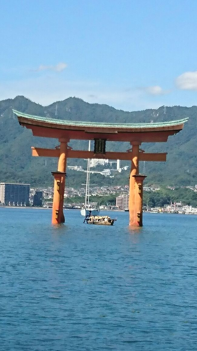 JALのマイレージどこかにマイルを利用して2泊3日、羽田から広島へ向かいました。<br />第4希望まで選べ、そこからはJALの連絡を待って決まります。<br />行きたいところは選べないし、マイルも消えるので4択を選ぶのにかなりの時間がかかりました。<br />名古屋から羽田は新幹線と京急を利用し、広島へJALで行き、帰りもこのパターンです。<br />広島に到着して高速バスで平和通り線というバスがあるので、これでホテルまで直行できました。<br />ホテルから徒歩圏内に県民が通う広島焼のお店へ夕食に。<br />豚玉そば入りにかきをトッピングして、瀬戸田レモン使用に酎ハイ瓶をオーダーしてレモン風味が香る酎ハイも美味しく頂きました。<br />街中はカープ優勝で賑わっていて、商店街を散策してホテルに戻りました。<br />ホテルでは午後9時半に夜鳴きそばが食べられ、大浴場も完備されているのでゆったりと過ごせました。<br />朝食には穴子めし、オムレツはオーダーすると作ってくれるので明太子入りを頂き、青のりの佃煮が美味しかった。<br />2日目は呉へと足を運びました。<br />ホテルから広島駅までは送迎があるので、駅からJRで呉へ。<br />呉ではクジラ館が無料で見学ができ、潜水艦の中の様子も見学できます。<br />これはいい体験ができ、説明も聞くことが出来ました。<br />余談ですが2日後に潜水艦のカレーの話をテレビで見てうなずいてしまいました。<br />呉から高速船を利用して、広島港、宮島へと船旅をしました。<br />船内でもカープ優勝で、コーヒーが50円引きで飲むことが出来ました。<br />宮島では鹿がお出迎えで、食べ物を食べている人々に近づいていました。<br />晴天の良い日に宮島で、厳島神社もゆっくりと拝観できました。<br />帰りは宮島名物もみじ饅頭をここからは出ていない店の出来立てを購入しました。<br />最近ではどこのデパ地下でも購入できるようになったので、貴重なもみじ饅頭は5日間の賞味です。<br />広島市内へは広電で向かい、ホテルで休憩してから原爆ドームへ徒歩で向かいました。<br />2回目の原爆ドームですが、今回は時間もあったのでゆっくりと過ごしました。<br />2日目のホテルは高層階でした。<br />朝食には広島焼があり、これはかなりの量を食べました。<br />こちらは広島の華味卵のゆで卵、呉のがんすを私は味わい、カレーが人気というので頂きました。<br />青のりの佃煮はしょっぱさが強かったので、前日のホテルの方が私のお気に入りでした。<br />台風が接近しているということで、大雨なのでホテル近くから空港へ直結している高速バスで早目に空港へ向かいました。<br />空港でお土産を購入したり、ランチをして検査場に早めに通りテレビを見て搭乗までを過ごしました。<br />羽田から娘宅で1泊して翌日の午後4時過ぎの新幹線を予約していました。<br />ところが夜に翌日の9時33分で新幹線は運休になるというのを知り、6時頃には東京駅へ向かいました。<br />東京駅では当日券に行列していて、6時43分の新大阪行きの指定が取れて名古屋へ戻りました。