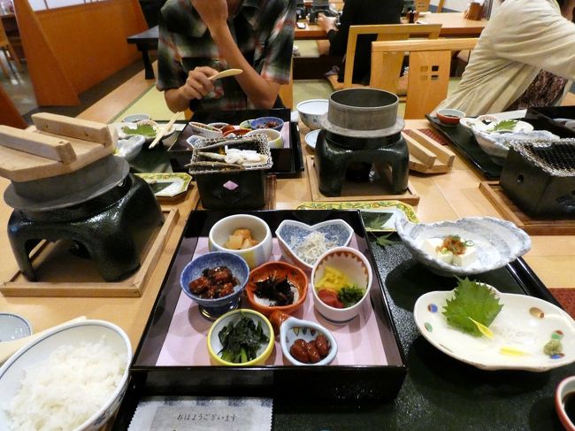 朝の串本の散歩道の散歩を楽しみお部屋に戻ると、朝食の予約時間が近づいてきます。<br /><br />このホテルの朝食は基本的にバイキングですが、メンバーは希望すればお膳出しの朝食が頂けるので、この日はお膳出しの和朝食を予約しました。<br />