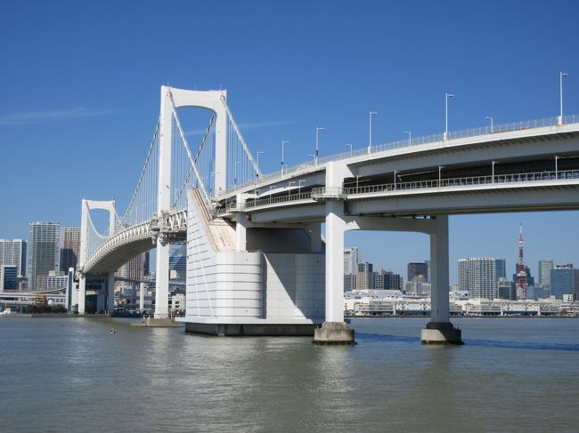 今まで何回か訪れているお台場ですが、今回初めて黒船来襲に備えた築かれた台場跡が残る台場公園を散策、その後、おだいばビーチから、お台場海浜公園展望デッキを経由し、フジテレビまで3時間半ほどかけて歩いてきました。<br />久しぶりに見たレインボーブリッジは青空に映え、白く輝いていました。<br />ビーチから展望デッキにかけては、ほとんどが外国人で、まるで海外にいるかのような感じでした。<br />フジテレビでは見学コースに沿って歩き、アクアシティで食事し帰宅しました。<br />さわやかな天候に恵まれ、気持ちの良い1日でした。