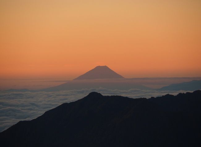 今年の紅葉はどこに見に行きたいか相方に聞くと「立山」という返事。2011年9月末に一度訪れており、一ノ越から雄山に登頂。その時見た360°の絶景と立山の紅葉が素晴らしく、もう一度見たいという思いもあり「縦走するなら」と即決。宿は前回も宿泊したみくりが池温泉さん。天候予備も含め3連泊しました。<br /><br />その2。立山縦走前編。今回の旅の最大の目的は立山縦走。ただ縦走すると言ってもコースは様々。日帰りか稜線上の山小屋で1泊するか。雷鳥沢からか一ノ越からか。もしくは浄土山から三山縦走するか。色々考えた結果、今回は雄山でご来光を見て縦走することにしました。ご来光が見たいという事が一番でしたが、みくりが池温泉をスタート・ゴールにした場合のコースタイムは7時間30分。我が家は登るのが遅く（下りも！）加えて休憩や食事の時間も必要。さらに写真の撮影にも時間が掛かるのでプラス3時間以上は掛かる。後半慌てるよりは、マイペースで縦走できる方がいいという判断です。2日目は天気予報も良く、みくりが池温泉を2時48分に出発。雄山でご来光を見て360°の絶景を堪能。朝食後、大汝山、富士ノ折立と縦走しました。息を飲むような絶景の連続は、自分達の想像を遥かに超える素晴らしいものでした。