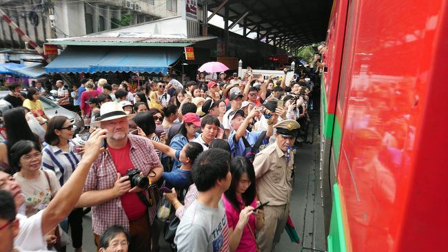 続いての小旅行は、雑誌やテレビでもおなじみの、列車の線路に商品が陳列されているメークロン（Mae Klong）市場です。市場が拡大して列車の線路を占拠。というより市場の中を列車が強引に通り抜ける、そんな不思議な市場へ出かけます。<br /><br />すでに観光地化されているので、純粋に市場に買い物に来る人はほとんどいなさそうですが、狭い空間にモノと人と列車が入り乱れ、カオス状態です。<br />近年、特に中国人の方がが沢山訪れるようになったので、マナーを含め最悪な状態らしいですが、小旅行にはぴったりのコースです。<br /><br />ただし、この小旅行を堪能するためには色々な面で時間が重要になります。まず、市場の中を通過する列車は1日に４便しかありません。しかも入ってくる列車を見るのか？出発する列車を見るのかによっても、工程が大きく変わります。<br /><br />バンコク市内からは直行便はなく、列車を乗り継ぎ現地へ向かいます。市場の中を進む列車を見るためには、ずべての工程で時間が重要になります。<br /><br />流れとしては<br /><br />ウォンウィヤイ駅　８：３５　→　９：４０　マハチャイ駅<br />マハチャイ駅　～　渡し船　～　バンレーン駅　３０分間<br />バンレーン駅　１０：１０　→　メークローン駅　１１：１０<br />という流れです。<br /><br />とはいえ、工程は一本未知なので、迷うことはありません。小旅行を楽しみましょう。