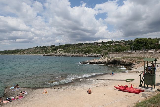 6月12日-7月9日の25泊27日、南イタリアへ行きました♪<br />観光・グルメ・海水浴をたっぷりと楽しんできました♪<br /><br />☆Vol.364：第13日目（6月25日）マリーナ・サン・グレゴリオMarina San Gregorio（レッチェ県）♪<br />マリーナ・サン・グレゴリオはイオニア海で指折りの高級別荘地として知られている。<br />ランチはこのマリーナ・サン・グレゴリオのリストランテを利用する。<br />美しい別荘が並び、素敵な雰囲気。<br />岬にはトッレ・サン・グロゴリオ（見張りの塔）を改装した豪邸があり、<br />その持ち主はびっくり仰天。<br />なんとイタリアでも指折りの大企業のVIP！<br />詳しく言うとセキュリティの問題もあるので伏せておく。<br />その脇から海岸へ行く小道があり、歩く。<br />緑豊かな庭園に囲まれ、優雅な雰囲気。<br />小道の向こうに青いイオニア海が見え、<br />リゾートらしい。<br />海岸に出ると美しいビーチが広がり、<br />地元の人達が休日を楽しんでいる。<br />その脇に海中から続く古代の階段がみられ、<br />それが先ほど見たパトゥの古代遺跡につながる。<br />階段の先の海底には2500年前の古代港が沈んでいる。<br />ここに貴重な紀元前の古代遺跡があるとは凄いことだし、<br />ロマンに感じられる。<br />ゆったりと歩いて眺めて♪