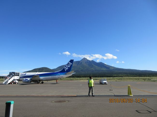 札幌に住む幼馴染と、千歳空港発着の「利尻・礼文の旅ツアー」に参加しました。<br /><br />今まで見てきた北海道とは、まったく違う北海道を感じました。<br />北海道といえば、どこに行っても雄大な景色でしたが、小さな島では、全く別の顔を見せてくれました。<br /><br />そして、9月の胆振地方の地震から2週間後でしたが、この離島にも、まだ影響が残っていました。<br /><br />私に出来ることは、大変だった苦労話を聞いてあげる事と、小さな外れのお店で、ささやかでも買い物をすることでした。<br /><br /><br /><br /> 9月20日 羽田~千歳 千歳~利尻<br /> 9月21日 利尻~礼文<br /> 9月22日 礼文~利尻 利尻~千歳 千歳~羽田<br /><br />久しぶりの団体旅行は、総勢40名の大グループでした。