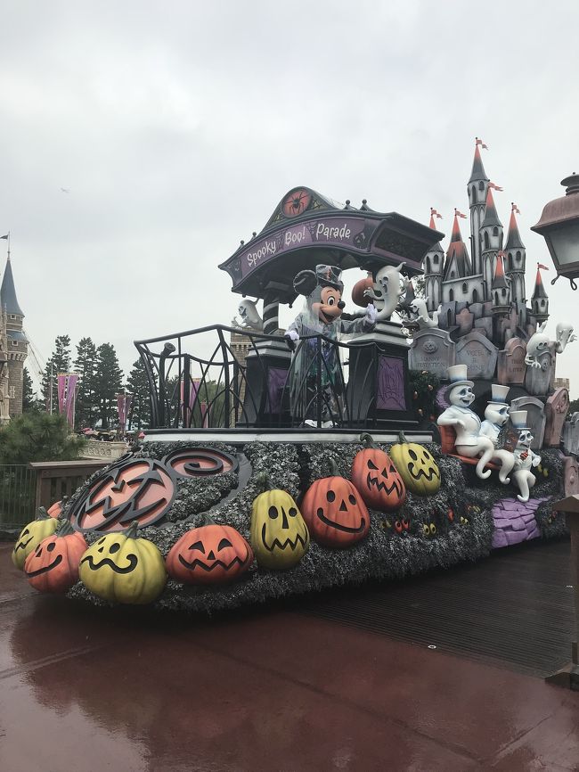 台風が迫る中、ディズニーハロウィンに行ってきました。<br />前日の天気予報では午前中いっぱい曇り予報だったので1回目のハロウィンパレード狙いでインパしましたが、パレード直前に雨。<br /><br />雨バージョンのパレードしか見れなくて残念です。<br />でも優しい方々に最前列を譲って頂き、ダンサーさん4、5人が末っ子に絡んできたり、とても楽しめました。<br /><br />午後には雨も強くなったので早めにホテルへ退散しましたが、19時頃からは雨が途切れて花火もCelebrate! Tokyo Disneyland も通常通り行われてました。<br />抽選で当たったらみたかったけどはずれたし、疲れて体力がなかったので再入園は断念。<br />花火だけホテルから観て楽しみました。<br /><br />アトラクションはアリス、カルーセル、スモールワールド、ハニーハントのみですが、まあまあ満足でした。