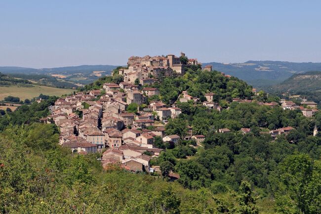 南仏オクシタニー地方とプロヴァンス地方に点在する美しい村や町、<br />そしてプロヴァンスのラヴェンダー畑を巡ってきました。<br />（かつてのミディ・ピレネー地域圏とラングドック・ルシヨン地域圏が<br />　2016年に統合され、オクシタニー地域圏となりました）<br /><br />ラヴェンダーの開花時期に合わせたため７月上旬の旅行となり<br />連日暑さとの戦いでしたが、一面のラヴェンダー畑に大興奮！<br />飛び回るミツバチの羽音は今も耳に残るほどの驚きと感動でした。<br /><br />最初に訪れたのはコルド・シュル・シエル☆<br />フランス語で『空の上のコルド』を意味します。<br />秋や春の晴れた日の早朝に霧が立ち込め、街の上の部分が顔を出す姿が<br />あたかも雲海の中に浮かんでいるかのように見えるのだそう。<br /><br />街の歴史は13世紀に遡り、カトリック教会により異端とされた<br />カタリ派の人々を庇護するためトゥールーズ伯レーモン7世により<br />築かれた城塞都市で、スペインのコルドバから名を取り<br />「コルド」と名付けられました。<br />1993年に正式に「コルド・シュル・シエル」が街の名称となりました。<br /><br /><br /><br /><br />～・～・～・～・～・～　旅　　程　～・～・～・～・～・～<br /><br />　6/28(木)　成田発21:25(TK53)⇒<br />★6/29(金)　イスタンブール着03:35(乗り継ぎ)イスタンブール発08:25(TK1803)<br />　　　　　 　→トゥールーズ着11:15《トゥールーズ泊》<br />★6/30(土)　※トゥールーズ空港でレンタカーをピックアップ<br />　　　　　　 トゥールーズ→コルド・シュル・シエル→サン・シル・ラポピー《泊》<br />　7/01(日)　サン・シル・ラポピー→ロカマドゥール《泊》<br />　7/02(月)　ロカマドゥール→コンク→コルド・シュル・シエル《泊》<br />　7/03(火)　コルド・シュル・シエル→カルカソンヌ《泊》<br />　7/04(水)　カルカソンヌ→アルル《泊》<br />　7/05(木)　アルル→サン・レミ・ド・プロヴァンス→ルシヨン《泊》<br />　7/06(金)　ルシヨン→ルールマラン→マノスク(ロクシタン工場)<br />　　　　　 　→ヴァランソル→ルシヨン《泊》<br />　7/07(土)　ルシヨン→ヴァランソル→ゴルド《泊》<br />　7/08(日)　ゴルド→ソー→ゴルド《泊》<br />　7/09(月)　ゴルド→セナンク修道院→ヴナスク→メネルブ<br />　　　　　　 →エクス・アン・プロヴァンス《泊》<br />　　　　　　　※TGV駅でレンタカー返却<br />　7/10(火)　エクス・アン・プロヴァンス→マルセイユ空港発17:50(TK1368)<br />　　　　　　 ⇒イスタンブール着21:55(乗り継ぎ)<br />　7/11(水)　イスタンブール発01:40(TK52)⇒成田着19:10<br /><br />（旅行時　１ユーロ≒131円）