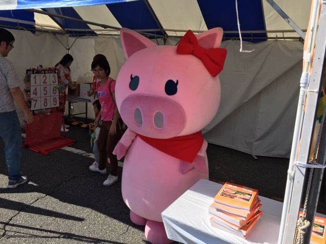 「第45回川崎みなと祭り」&「ちくさんフードフェア2018」がこの土日に川崎市川崎区東扇島で開催されています。<br />川崎近くに住みながら、これまで一度も行ったことが無かったのですが、日本海を通った台風25号の影響で急激に気温の上がった10月6日(土)に出かけてきました。
