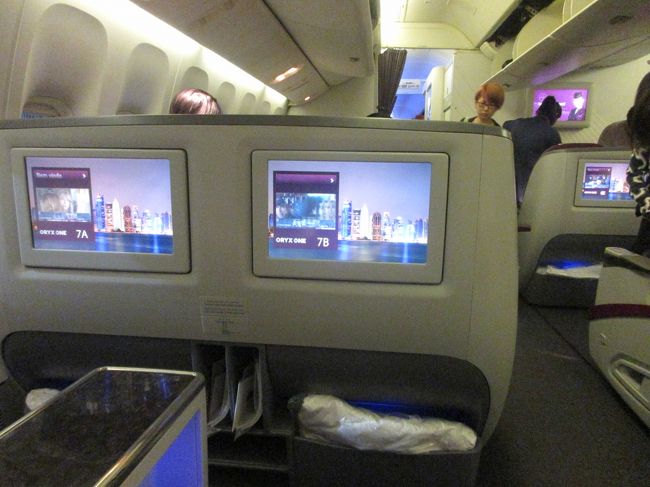 エジプト発券のカタール航空ですが、断交のせいで航空券が振り替えられました。ただ、ドーハからは予定通りのフライトに乗ることができました。カタール航空、機内食はおいしいし、機内は快適だし、お気に入りの航空会社です。
