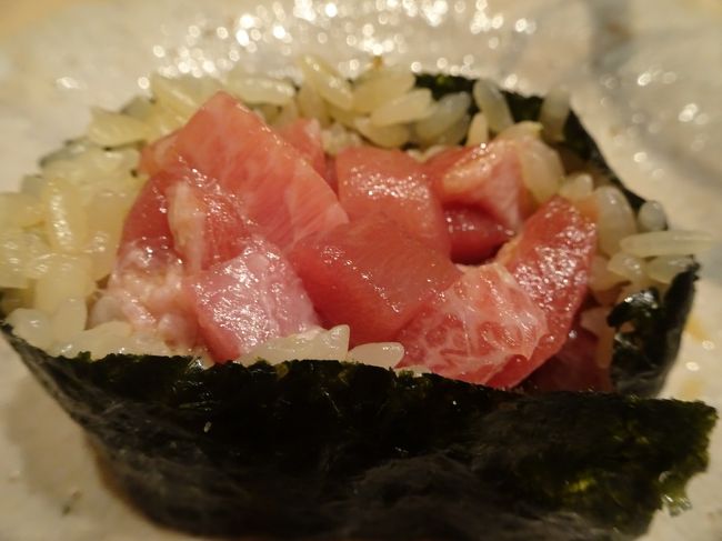 堺に『鮨おおが』あり<br /><br /><br />平成が終わるまでに是が非でも行っておくべきところ<br /><br /><br />新しい時代を担う場所<br /><br /><br />天皇皇后両陛下におかれましては、7月の西日本大豪雨被災地を訪ねられ、愛媛県西予市<br />及び広島県呉市にて慰問されました。行啓が宮内庁から発表されたこの間、相次ぐ台風来襲により2回の延期を経てのご訪問になりました。<br />私は当日大洲市にいてその一報をニュースで見聞するにつけ、被災地域のみなさまはもとより多くの同志みなさまと胸に込み上げるものがありました。<br />ありがたさと畏敬の念とともに平成の御世がまもなく終わるという二つの感慨深さが支配したのです。<br />あの豪雨から3ケ月あまり、この間、7月に愛知県知多半島にてKANAカナさんを表敬訪問した以外とんと遊行せず、ひたすら励んできた自分への一区切りのため、とっておきのご褒美を込め堺に向かいます。<br />当日明け方台風25号の影響か生温かい強風が一風届き、日の出前から異常な暑さに見舞われました。四国は7月の豪雨以来、台風14号、19号、21号、24号、25号と平成16年以来の大襲来に見舞われました。<br />今日も実は帰りの山陽新幹線、JP予讃線ともに影響を受け受難の帰途となりました。<br />堺を訪れるのは2回目で、十数年前、人権同和教育研修のため大型バスを借り上げての引率旅行以来です。<br />今回も百舌鳥古墳群の仁徳天皇陵古墳を訪れましたが、堺も台風21号の被害により大仙公園及び古墳群の樹木の倒木、荒れ方はすさまじい爪痕を残していました。<br />百舌鳥駅から三国ヶ丘で南海高野線に乗り換え堺東、市役所の展望ロビーが開放されておりここから堺のパノラマビューをしばし楽しんだあと路線バスにて宿院まで。<br />堺市は大阪市から向かう際、大和川を越えたとたん風景ががらりと変わりとても落ち着いた町並みにみえます。各史跡観光名所にはボランティアのひとがおもてなしをしています。<br />とても感じの良い町に思えました。<br />宿院で向かう目的地は「鮨おおが」。<br />私の鮨嗜好(志向)にビビッときた店です。年内はすでに満席です。<br />この店が間違いないことは玄関を跨ぐ前から戴く前からすでに確信しています。おそらく五感が痺れるような衝撃を受けた博多の「鮨さかい」と双璧をなす旨さが波のように押し寄せてくることでしょう。これまでひとり鮨を重ねてきてようやく、ようやく【米と魚が完璧に寄り添う、まるで私たち夫婦のような(笑)】『至高の鮨』としてハニーに紹介できそうです。退店間際、店主大賀さんに無理をいって12月の予約をふたり分取れました。「ストーリーがある美味い店は色々経験してきたけど、ここは一貫一貫が完結して美味いね」そう伝えます。<br />「いえ、鮪に頼らない鮨づくりをしていなかくては」と大賀伸一郎さんは謙虚に応えられていました。<br />私のメモリアル堺訪問はさまざまな心地よいおもてなしのなか大満足のうちに終えました。<br />そうだ―――その昔のHN、くるみちゃんお元気ですか?今回もお会いできなかったけど私はようやく堺の再訪を果たしましたよ。これからしょっちゅう堺を訪問することでしょう。くるみちゃんという由来は胡桃の和菓子のことかとずっと思い込んでいたのですが、餅を餡でくるむ、意味だったのですね。そういえばその前のHNはきなこくんだったね(笑)堺は和菓子の銘菓の町でもあり、貴女の郷土愛の現われだったのだと今はじめて気づかされました。<br />なつかしい友へ――さりとてもう過去を振り返ることも慈しむこともなく――