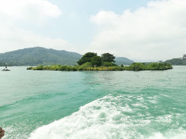 台風22号に悩まされながらも決行した今回の旅行。<br /><br />台風は西へ西へと向かっていて予断を許さない。<br /><br />コバルトブルーの湖面に魅せられた日月潭。<br />台北からの日帰り旅行を決断したのは昨晩の事だった。<br /><br />さてさて、どうなった事やら。<br /><br />行動の動機は、テレビ番組である事も多い (^o^)<br />---------------------------------------------<br />・細かく記す備忘録、家族への報告も兼用。<br />・食への感想は良くも悪くも感じたままに。<br />　バカ舌なので個人的な好みの感想です。<br />・ニュー台湾ドルは簡略化して$と記す。<br />---------------------------------------------