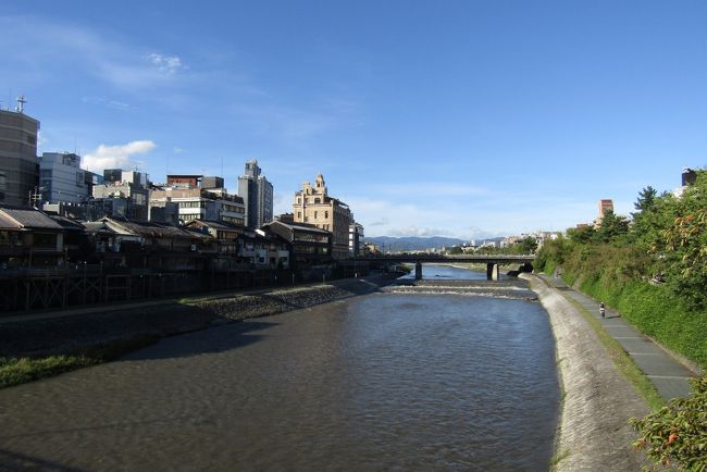 2018年10月京都ハイキングツアーに参加してみました。<br />台風25号が日本海を北上しています！！！<br />雨が降ったりやんだりの天候で・・・。ちょっぴり残念でしたね。<br />京都市内は比較的平坦です。ほど良い健康維持向上となりました。<br />■行き<br />「京阪電車」京橋駅～七条駅ノンストップの快速特急「洛楽」を利用しました。自由席は特急料金「なし」で乗車できます！！英語、中国語、韓国語の車内アナウンス。上品なシート。もちろん車内無料WiFiもありました。大満足ですね。<br />■帰り<br />「阪○電○」を利用しました。特急で河原○から○田までですが、車内アナウンスは日本語のみ。停車駅も多いです。外国人観光客には不向きかもしれません。発展途上国の電車を思い出しました。※酷評ですみません。