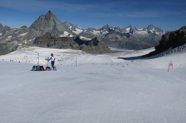 年休を使ってスイス、イタリアへ。<br /><br />まずは前半のスイス　ツェルマット　スキー編<br /><br />旅程<br />【前編】<br />8/26  NGO-HKG HKG-ZURICH<br />8/27  ツェルマット移動　ゴルナーグラート鉄道乗車<br />8/28  ツェルマット　スキー<br />8/29  ツェルマット　スキー<br />8/30  ツェルマット　山歩き、ミラノ移動<br />-------------------------------------------------------------------<br />【後編】<br />8/31  モンツァ　F1<br />9/1   モンツァ  F1<br />9/2   モンツァ　F1<br />9/3   MXP-HKG<br />9/4   HKG-NGO