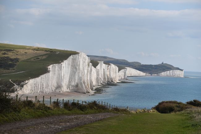 2018年秋、母のお供でイギリス周遊旅行に行きました。<br />旅程は以下の通り。旅行会社だと7泊9日ですが、家を出たのが25日ですので、7泊10日というところでしょうか。<br />今回は前半部分をフジサントラベルさんの4泊5日の周遊コースを利用させていただいています。<br /><br />9月25日　夜：自宅発→羽田空港（自家用車）<br />9月26日　01：55羽田発→6：25ヒースロー着<br />　　　　 空港でフジサントラベルと合流し4泊5日の個人ツアー開始。<br />　　　　 バース→グロースター→ストラットフォード・アポン・エイボン（泊）<br />9月27日　ストラットフォード・アポン・エイボン→ヒドコート・ガーデン→ロアスローター・マナー（アフタヌーンティ）→スランゴレン・キャナル（ウェールズ）→チェスター（泊）<br />9月28日　チェスター→湖水地方周遊(泊）<br />9月29日　湖水地方(フードフェスティバル→ヒルトップ農場）→チェルトナム(泊）<br />9月30日　チェルトナム→セブンシスターズ→ライ→ロンドン(3泊）<br /><br />10月1日　ロンドン市内観光（ロンドン塔、キューガーデン）<br />10月2日　お買い物、アフタヌーンティ<br />10月3日　バラマーケット→ヴィクトリア＆アルバート博物館<br />　　　　 18:55ヒースロー→<br />10月4日　14：55羽田着→18：00（途中買い物して、帰宅）<br /><br />母を連れてのイギリスは今回が2回目で。前回から12年が経っています。<br />その間スイス、北イタリア、オーストリアなどへも一緒に行っておりますが、<br />このところ、母も足がめっきり弱くなり、「大丈夫かなぁ」と多少不安はありましたが、帰国してから「やっぱり行って良かった！」と言ってもらえ、私も連れて行って良かったと思っています。<br />高齢者を伴っての海外旅行でも何とかなりますという内容の旅行記です。<br />親を連れてのヨーロッパ旅行を検討されている方の参考になれば幸いです。