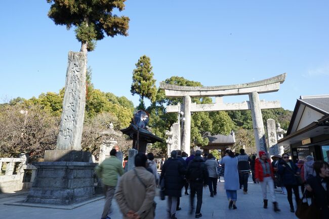 太宰府天満宮へ。<br />学問の神様。<br />頭よくなりますように！<br />毎晩たらふく飲みすぎてたら無理か…<br />