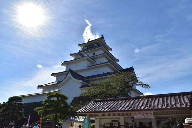 7月に買い換えた車で、どこか遠くへドライブに行きたいね、ということで、以前からオットが行きたがっていた東北方面に行くことになりました。仙台くらいまで行きたかったけど、一泊二日じゃ辛いかな、と福島に決定。宿は福島方面はあまり詳しくなかったので、ネットで「源泉掛け流し露天風呂付き客室」があるお宿を探して、磐梯熱海温泉の「守田屋」さんを予約。<br />なので観光はその周辺を軽く回ることにしていました。<br /><br />が、間近になって、知人から「日立(茨城)にすごいパワースポットがあって行ってきた」という話を耳にし。。。そこは、宇宙飛行士が「地球上で光の柱を放っている場所がある」と、宇宙から不思議な光を目撃した場所らしく、そういう話が嫌いじゃない私は、その場所を見てみたくてたまらなくなりまして。<br /><br />で、福島の観光は2日目の午前中で切り上げ、午後に御岩神社へ向かうことにしました。
