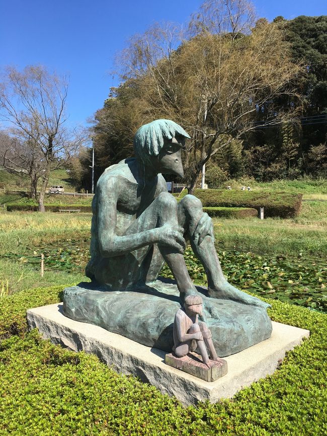 小川芋銭が幼少期を過ごし、また晩年にはアトリエを兼ねて過ごした牛久沼のほとりには、芋銭が愛した河童たちが至るところに潜んでいます。<br />河童を探して牛久沼を散策してきました。<br /><br />