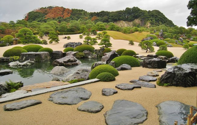 山陰（鳥取・島根）兄弟旅行４日間<br />皆生温泉に３連泊、レンタカーで<br />鳥取・島根の代表的観光地を天候を<br />考慮して訪ねるコースを決めた。<br />１日目は羽田空港～米子鬼太郎空港<br />２日目は皆生温泉～出雲大社～<br />足立美術館～松江城～皆生温泉<br />３日目は皆生温泉～鳥取砂丘～<br />浦富海岸～皆生温泉<br />４日目は皆生温泉～大山寺～米子空港<br /><br />今回は足立美術館を投稿します。<br />