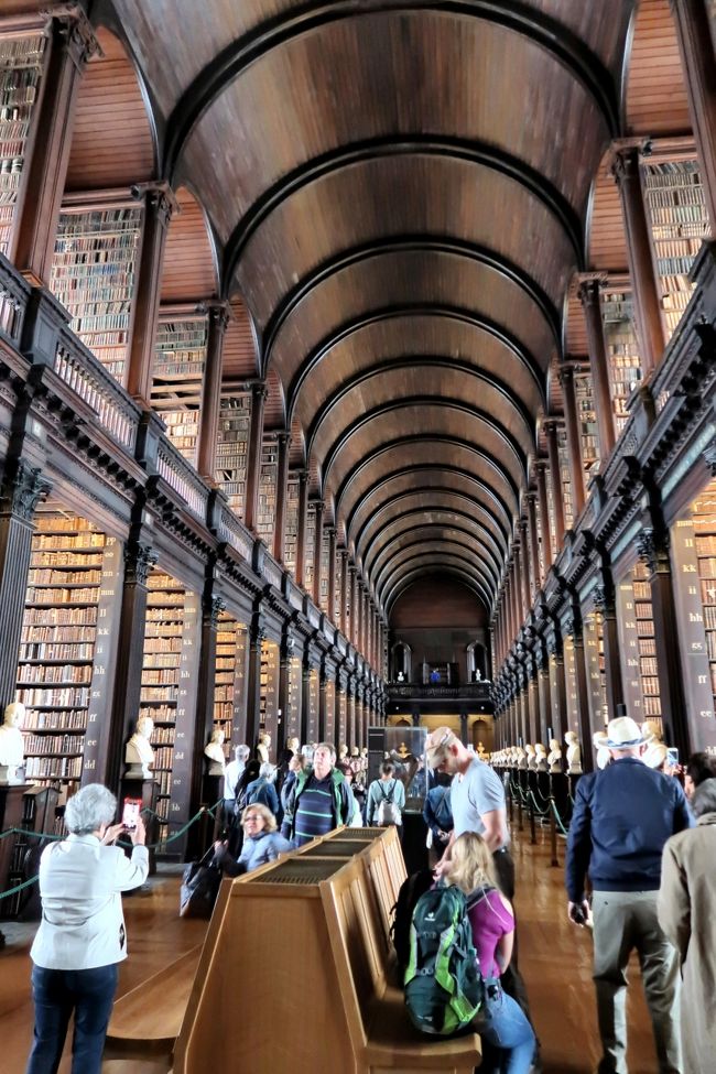 いよいよアイルランドの観光も今日が最終日、ダブリン市内をゆっくり歩いてみます。最初に向かったところはアイルランド最古の名門大学のトリニティカレッジです。ここで「ケルズの書」とオールド・ライブラリーを見学しました。<br />さすが一大観光名所なので沢山の観光客が来ていました。<br /><br />次にルアスに乗りギネスビール醸造所のギネス・ストアハウスに行きました。ここも沢山の観光客が来ていました。<br />日本のビール工場見学と異なり、ギネスの歴史がテーマーパークのように展示されていて各自流れに沿って見学、最後にビールが1杯飲める引換券で飲むというところでした。ここで食事もして、歩いてクライスト・チャーチ大聖堂と聖パトリック大聖堂と回りました。<br />結構歩いたので、お茶してから最後にアイルランド国立美術館でフェルメールとカラヴァッジオの絵画を鑑賞しました。