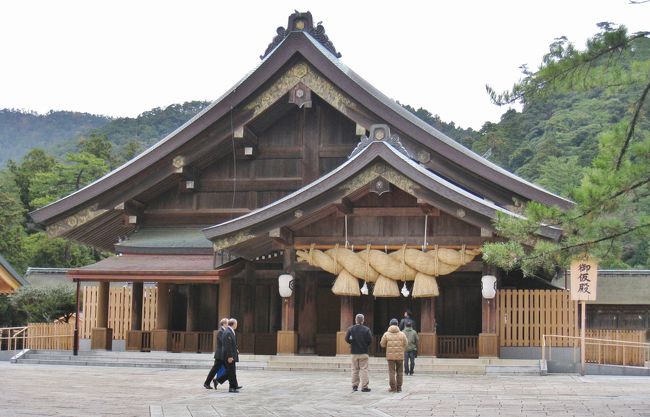 山陰（鳥取・島根）兄弟旅行４日間<br />皆生温泉に３連泊、レンタカーで<br />鳥取・島根の代表的観光地を天候を<br />考慮して訪ねるコースを決めた。<br />１日目は羽田空港～米子鬼太郎空港<br />２日目は皆生温泉～出雲大社～<br />足立美術館～松江城～皆生温泉<br />３日目は皆生温泉～鳥取砂丘～<br />浦富海岸～皆生温泉<br />４日目は皆生温泉～大山寺～米子空港<br /><br />今回は出雲大社を投稿します。<br />日本一周・歩き旅で立ち寄った<br />４回目も挿入しました。