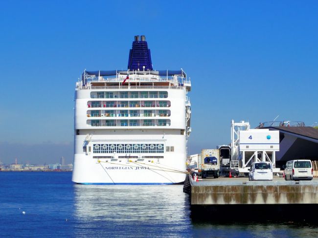 2018年10月6日(土)に、クルーズ・プラネットさん主催で行われた「ノルウェージャン・ジュエル(Norwegian Jewel)」<br />見学会に参加してきました。<br />現在、来年のクルーズはどうしようかと考えている為、参考までに確認してきました。<br />当日は、横浜港大さん橋国際客船ターミナル(大さん橋)で行われました。<br />今回は、乗船から部屋確認(Oceanview with Picture Window・Penthouse with Large Balcony)です。<br /><br />■シップデータ<br />就航年 2005年(2014/2018年改装)<br />船籍 バハマ<br />乗組員数 1069名<br />総トン数 93502トン<br />全長 294m<br />全長 38m<br />喫水 8.5m<br />デッキ数 15デッキ<br />航海速力 25ノット