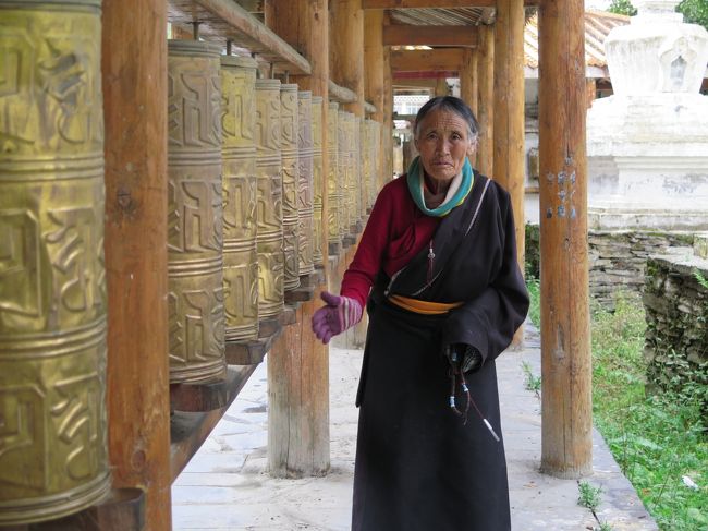 2018年9月に、四川省の東チベットを回ってきました。<br />四川省の西の山岳地帯がチベット族が住むエリアで、チベット仏教、文化が色濃く残っているところです。<br />この旅のメインのアチェンガルゴンパは、尼僧が千人ぐらい？修行しているチベット仏教のお寺・学校です。<br />修行というと、笑うこともなくつらい生活なのかと思っていましたが、実際はとっても楽しそうにすごしていたのが、とても印象的で、ピュアで親切な方が多かったです。<br />尼僧と仲良くなり、写真を一緒にとったり、成り行きで！活仏に会ったり、思いがけず鳥葬を見たりしました。<br />＊旅行会社に車と日本語ガイドを手配依頼して回りました。<br /><br />2018年9月15日　夜に成都に到着。<br />9月16日　車出発<br />9月17日　炉霍ルーフォー泊<br />9月18日　午後アチェンガルゴンパ着　近くの村アチャ（阿察）泊<br />9月19日　カンゼ甘孜泊<br />9月20日　丹波近くの甲居（美人谷近く）泊<br />9月21日　四姑嬢山麓泊<br />9月22日　成都泊<br /><br />東チベット前編(アチェンガルゴンパ）<br />https://4travel.jp/travelogue/11408080<br />