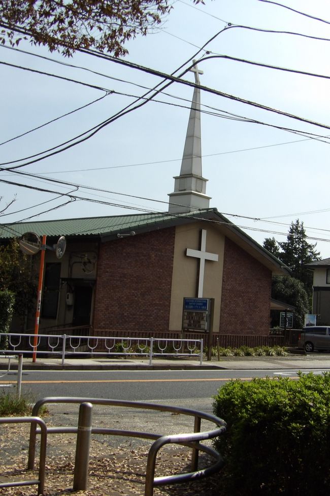 　横浜市中区仲尾台にある横浜国際パプテスト教会（Yokohama International Baptist Church (YIBC) ）の塔の先端の十字架が曲がって見える。しかし、根石森林公園の南側から見ると塔の先端に十字架が真っ直ぐ立っている。何とも不思議な十字架だ。<br />（表紙写真は横浜国際パプテスト教会）