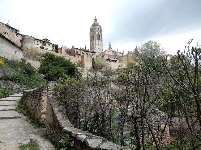 2016年5月8日から6月10日までの1か月ちょっと、スペインとポルトガルを一人旅しました。もう2年以上経ってしまったけれど、思い出しながら綴っていこうと思います。<br /><br />スペインは言わずもがなカトリックの国です。イタリアで教会の素晴らしさを知ってしまった私にとって、今回の旅の目的は、1.教会を訪れること、2.美術館で絵を眺めること　そして最終目的地をサンチャゴ・デ・コンポステーラにすること　でした。特定の宗教を信仰しているわけではありませんが、神を畏れ、神を敬うことによって、人間達が生み出した様々な創作物・文化を心より愛してやみません。<br /><br />古来より何百万もの人々が時に命さえかけて目指したコンポステーラの町、そしてその道中(El  Camino）は宗教観が異なる者にとっても大変魅力的でした。可能であれば長い巡礼の道を歩いて行きたかったのですが、体力的にバックパッカーは難しい。でも、徐々にコンポステーラに近づくことによって、巡礼者の気分を少しだけでも味わいたいという、無理難題、大変我儘な希望を叶えるために、作成したのが、な～んちゃって、コンポステーラ！　巡礼者の方には合わせる顔がないのですが、以下のようなプランが出来上がりました。<br /><br />今回の旅はスペインの後、ポルトガルへと続いたのですが、私の頭の中では旅は一旦サンチャゴ・デ・コンポステーラでお終い。そこからまた新たな旅が始まったと思っています。こじつけ、そして自己満足の塊のような旅となりましたが、よろしければお付き合いください。<br /><br /><br />日程表　スペインの部<br />5月8日(日）　　東京→マドリッド<br />5月9日(月）　  マドリッド<br />5月10日(火)★  マドリッド(セゴビア）<br />5月11日(水)　　マドリッド（アヴィラ）<br />5月12日(木）　 マドリッド（エル・エスコリアル）<br />5月13日(金）　 マドリッド（アルカラ・デ・エナーレス）<br />5月14日(土）　 マドリッド→ブルゴス→ビルバオ<br />5月15日(日）　 ビルバオ<br />5月16日(月） 　ビルバオ（サン・セバスチャン）<br />5月17日(火）　 ビルバオ（ヴィトリア）<br />5月18日(水）　 ビルバオ→オヴィエド<br />5月19日(木）　 オヴィエド<br />5月20日(金）　 オヴィエド→レオン<br />5月21日(土）　 レオン<br />5月22日(日）    レオン→アストルガ→レオン→サンチャゴ・デ・コンポステーラ<br />5月23日(月）　 サンチャゴ・デ・コンポステーラ<br />5月24日(火）    サンチャゴ・デ・コンポステーラ<br />5月25日(水）　 サンチャゴ・デ・コンポステーラ（→ポルトガル　ポルト）<br /><br />セゴヴィアの大聖堂を出たら。午後1時を回っていました。どこかでお昼を食べてからハイキングに参りましょう。でも相変わらずのこの寒さ、ハイキング日和にはなりそうもありません・・・ううう寒～！<br /><br />