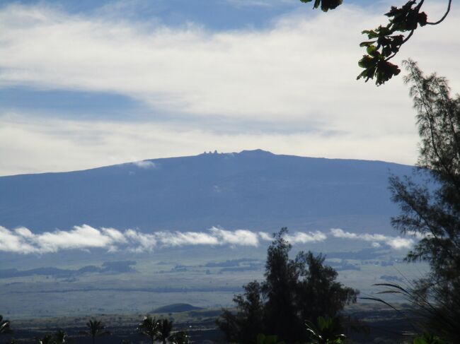 <br /><br />冒頭の写真は、朝のワイコロア・リゾートから望めるハワイ諸島で最も高い火山、マウナケア（標高４２０７ｍ）です。<br />マウナケア山山頂付近は天候が安定し、空気が澄んでいることもあり、世界11ヶ国の研究機関が合計13基の天文台を設置しています。 <br /><br />今年は二度目のハワイ訪問で、今年二回目はハワイ島だけの滞在です。<br />訪れた週の土曜日に丁度トライアスロンの世界大会が開催されていました。<br />2018トライアスロン大会　IRONMAN<br />IRONMANはWorld Triathlon Corporationによって開催されるスイム3.9km・バイク180.2km・フルマラソン42.195kmを競うロングディスタンスの大会です。<br />毎年「10月の満月に一番近い土曜日」にハワイ島コナで開催される「World Champion Ship」は、世界中で行われる予選を勝ち抜いたエリートアスリートだけが出場することができる、世界最高峰のトライアスロン大会です。<br /><br />今回は、ワイコロア・リゾートのキングスランドのクラブハウスから道路を隔てた2ベッドルームプラス（２３棟）に始めて滞在しました。<br />エリート会員特典で、到着時にビッグアイランドキャンディーのオリジナルクッキープレゼント、ルームキー兼用のリストバンド提供などがありました。<br /><br />１０年ぶりにプウホヌア・オ・ホナウナウ国立歴史公園を訪問しました。<br />到着時のホノルル空港乗継の荷物コンベアーが故障しており、カートにのせてスーツケースを移動しました。<br />行き帰りともホノルル国際空港での乗り継ぎ時間を３時間ほどとったので、十分時間がありました。<br /><br /><br /><br />