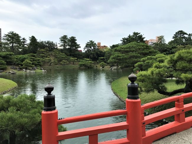 倉敷親子旅の3日目。<br />瀬戸大橋を見下ろす高台にある<br />倉敷せとうち児島ホテルで朝を迎えました。<br /><br />あいにくの天気で綺麗な瀬戸内の風景がみれずに残念ですが<br />和食レストラン岐備の朝食が美味しくて大満足でした。<br /><br />四国の「さぬきのこんぴらさん」に行く予定でしたが<br />雨の中の階段が大変そうと、高松の栗林公園に変更。<br />児玉駅からマリンライナーで四国高松に行ってみます。<br /><br /><br />