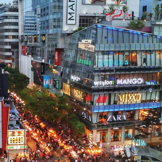 初の韓国旅行の思い出があまりにも良かったので、9月には韓国のチュソクに旅行を行ってきました。*^-^*/<br /><br />スケジュールは、<br />9月22日土曜日: 出国-美容皮膚科クリニックでパッケージ施術<br />9月23日日曜日: 明洞+東大門でショッピング<br />9月24日月曜日: カロスキル+チョンダムドン<br />9月25日火曜日: カンナム駅+明洞<br />9月26日水曜日: 入国<br /><br />初日は、前に輪郭注射の施術で訪問した美容皮膚科クリニックが、明洞リボーンクリニックという新しい名前でリニューアル、プロモーションを実施していて、安い費用でパッケージ施術を受けるため、先に予約して行きました。 <br />(イークリップ+ボトックス+輪郭注射パッケージ施術) ??????????<br />顔がちょっと腫れてマスクをしたが、初日に施術を受けてよかったと思います。*&gt;0&lt;*??<br /><br />翌日にはショッピングをするつもりで明洞から始めて東大門まで。<br />そして韓国のチュソクで食べるというお餅(ソンピョン)を買って食べました。^00^//<br />日本の餅と感じは違っだが、形もきれいし、色も食感ももちもちして本当においしかったです。??????<br /><br />チュソク当日にはK-Roadがあるチョンダムドンからカロスキルまで見物しました。<br />チュソクなので、営業をしていない店が多かったが、コーヒーショップやきれいなケーキ店を並ばず、入ることができて良かったです。^=^??<br /><br />日本に帰る前日にはカンナム駅に行ってきました。<br />冬物とアクセサリーもたくさん購入!!☆★!☆★!☆★!☆★<br /><br />9月なので韓国が暖かいかと思ったが、思ったより寒かったです。?_?;;;;<br />次には暖かい春に花見しにまた韓国へ来たいです~→&gt;&lt;←<br /><br />2回目の韓国旅行、今度の旅行もとても楽しかったです。!^0^//<br />