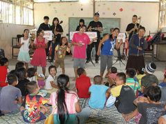 タイ/メーソート：ミャンマー国境～楽器を抱えて子どもたちが待つ難民村の小学校へ