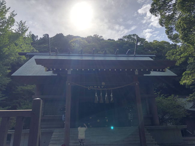 日本三大金運神社のひとつ千葉館山の安房神社<br /><br />内房線館山駅からバスで行きました<br /><br />館山市大神宮にある安房神社　安房国一之宮<br /><br />神武天皇の御代が起源の歴史ある由緒正しき神社です<br /><br />房総半島の先にあることもあり人も少なく静かで緑豊かなところにあるすがすがしい神社でした<br /><br />上の宮は産業創始の神様、下の宮は開拓の神様<br /><br />事業を広げる、商売繁盛、お金の運気アップ<br /><br />経営者の参拝も多いそうです<br /><br />新規開拓、事業創造、起業などご利益ありそう<br /><br />御朱印、お守りをいただいてきました<br /><br />https://wp.me/pa4bjC-1ST