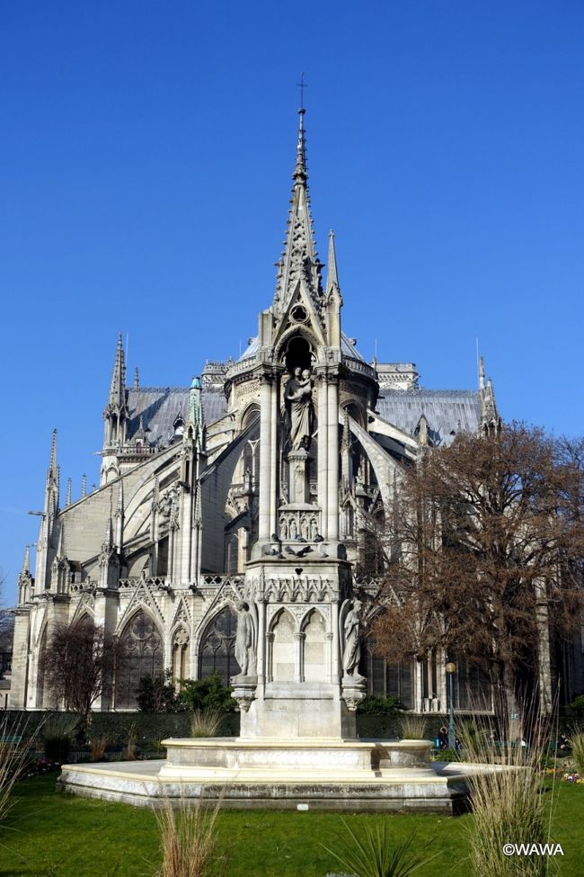 昨日土曜日21時過ぎに羽田からエールフランス直行便でシャルルドゴール空港経由、シャトレ-レ・アル駅(Gare de Châtelet - Les Halles)からすぐのシタディーヌ レアール パリ(Citadines Les Halles Paris)に到着、一夜明けた今日はパリ観光初日の日曜日です。<br /><br />パリミュージアムパス(2,4,6日間の三種類)、Navigo定期(月曜日から1週間単位の利用)などは本日入手予定につき、徒歩で無料施設や外観見学を中心に散策しました。<br /><br />ホテルのあるシャトレレアールから徒歩で南下、シャトレ広場、シャンジュ橋を渡りシテ島、サンルイ島と観光地を散策し、サンルイ島からセーヌ北岸(右岸)に戻った先にあるバスティーユ広場北側のマルシェで昼食。<br />折り返しは、ヴォージュ広場やシャルルーマーニュ通りで日曜日も賑やかと言われるマレ地区をまわり、パリ市庁舎付近でショッピング後に帰着。<br /><br />◆全行程<br />2月17日(土) <br />羽田からパリ(エールフランス直行便)<br /><br />2月18日(日) <br />シテ島、バスティーユマルシェ、マレ地区(宿から全徒歩)<br /><br />2月19日(月) <br />ヴァンセンヌ城、ディズニーランドパリ、ヴァル ドーロップ(RER A線)<br /><br />2月20日(火) <br />オルセー美術、軍事博物館、ロダン美術館、ボンマルシェ<br /><br />2月21日(水) <br />ベルサイユ、セーブル、ラデファンス、凱旋門、シャンゼリゼ<br /><br />2月22日(木) <br />終日ルーブル美術館、夜ポンピドゥー・センター(パリ夜景)<br /><br />2月23日(金) <br />オランジュリー、プティパレ 、科学技術博物館、ケブランリー博物館、建築文化財博物館、夜ルーヴル<br /><br />2月24日(土) <br />サクレ・クール寺院、クリニャンクール蚤の市、パッサージュ巡り<br /><br />2月25日(日) <br />サンジェルマン・デプレ教会、パリ工芸博物館、プランタン本店、国立近代美術館、パリから羽田(エールフランス直行便)<br />